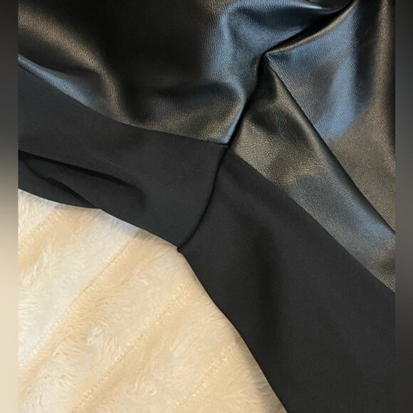 Victoria’s Secret Sport Black Faux Leather Contrast Panel Leggings • Medium - Picture 9 of 9